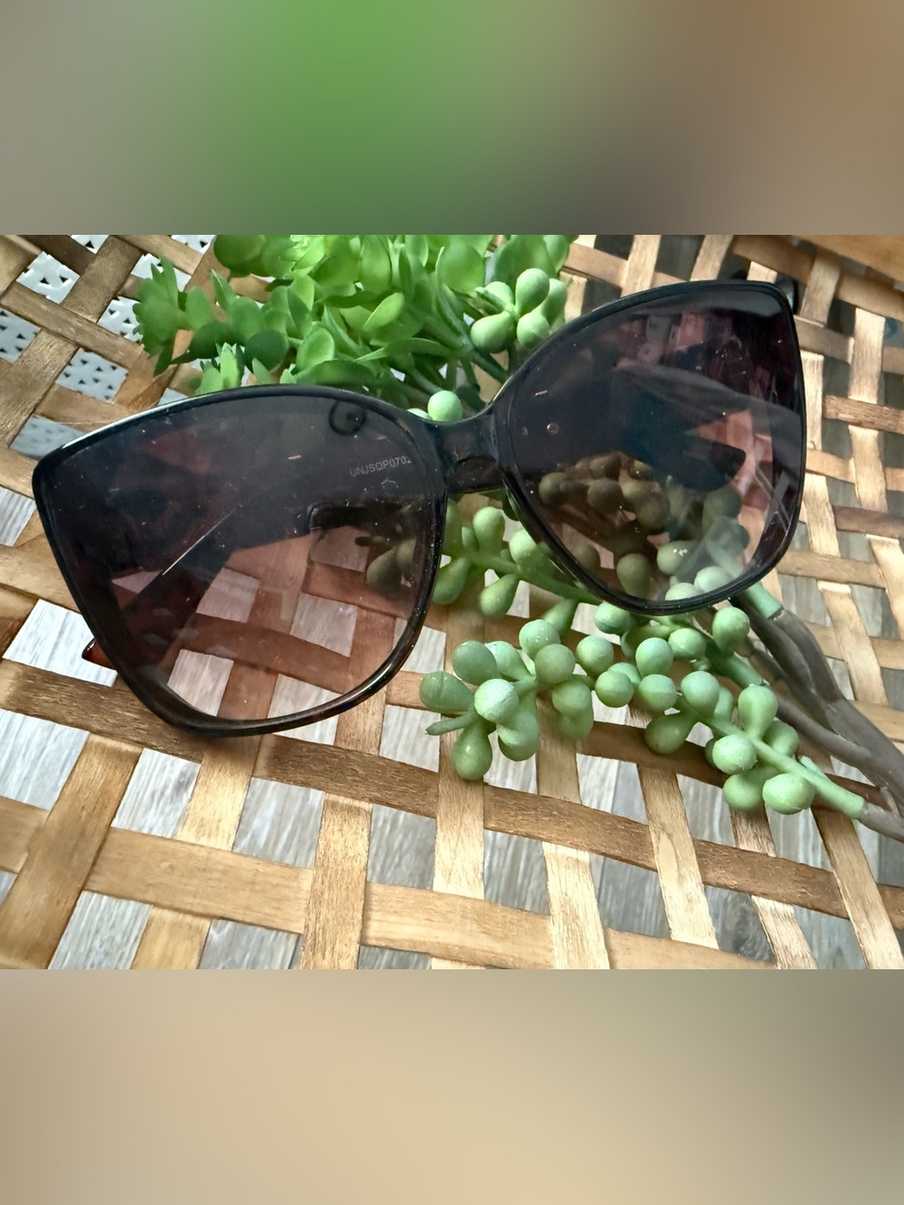 Jessica Simpson Women’s Black Tortoise Shell- Classic Fashion Sunglasses